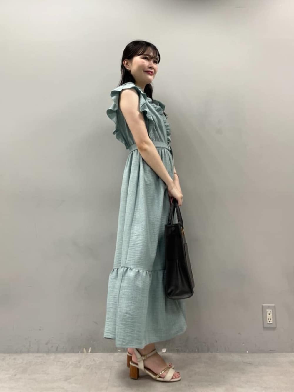 レッド系のワンピース、ブラウン系のワンピース、ベージュ系のワンピースを着用したレディースの夏コーディネートの8枚目の写真