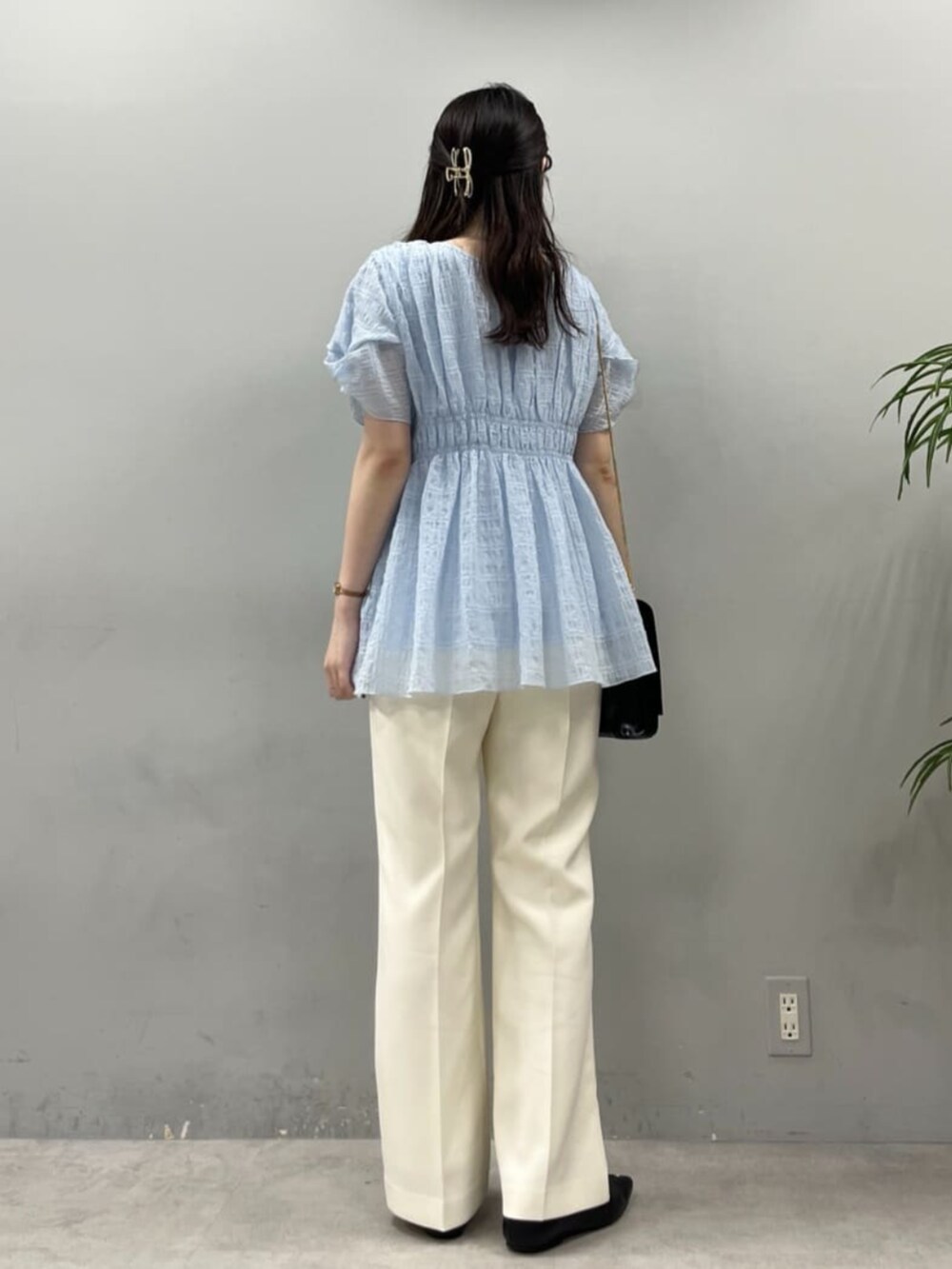 ホワイト系のその他パンツ、ブラック系のショルダーバッグ、ブルー系のシャツ/ブラウスを着用したレディースの夏コーディネートの6枚目の写真