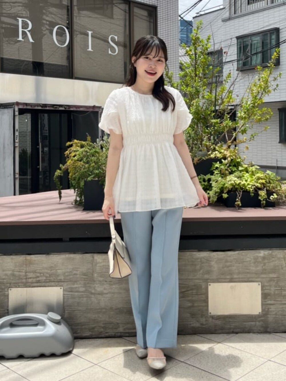 ホワイト系のシャツ/ブラウスを着用したレディースの夏コーディネートの5枚目の写真