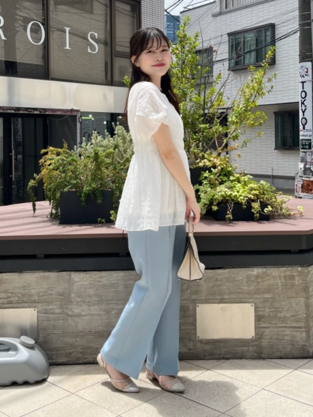 ホワイト系のシャツ/ブラウスを着用したレディースの夏コーディネートの6枚目の写真