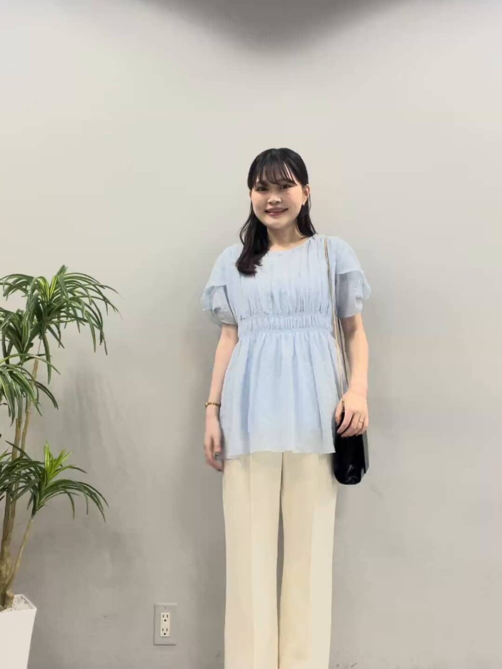 ホワイト系のその他パンツ、ブラック系のショルダーバッグ、ブルー系のシャツ/ブラウスを着用したレディースの夏コーディネートの2枚目の写真