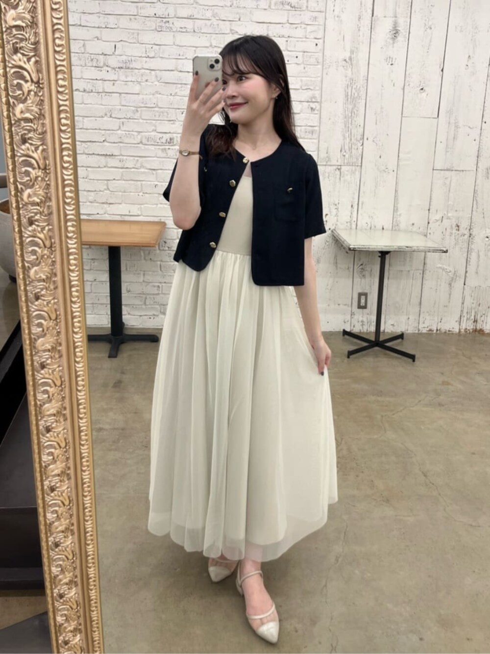 ホワイト系のワンピース、ブルー系のTシャツ/カットソー、ブラック系のショルダーバッグを着用したレディースの夏コーディネートの4枚目の写真