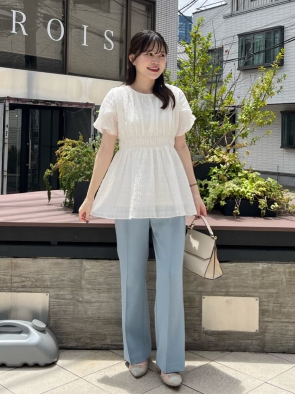 ホワイト系のシャツ/ブラウスを着用したレディースの夏コーディネートの4枚目の写真