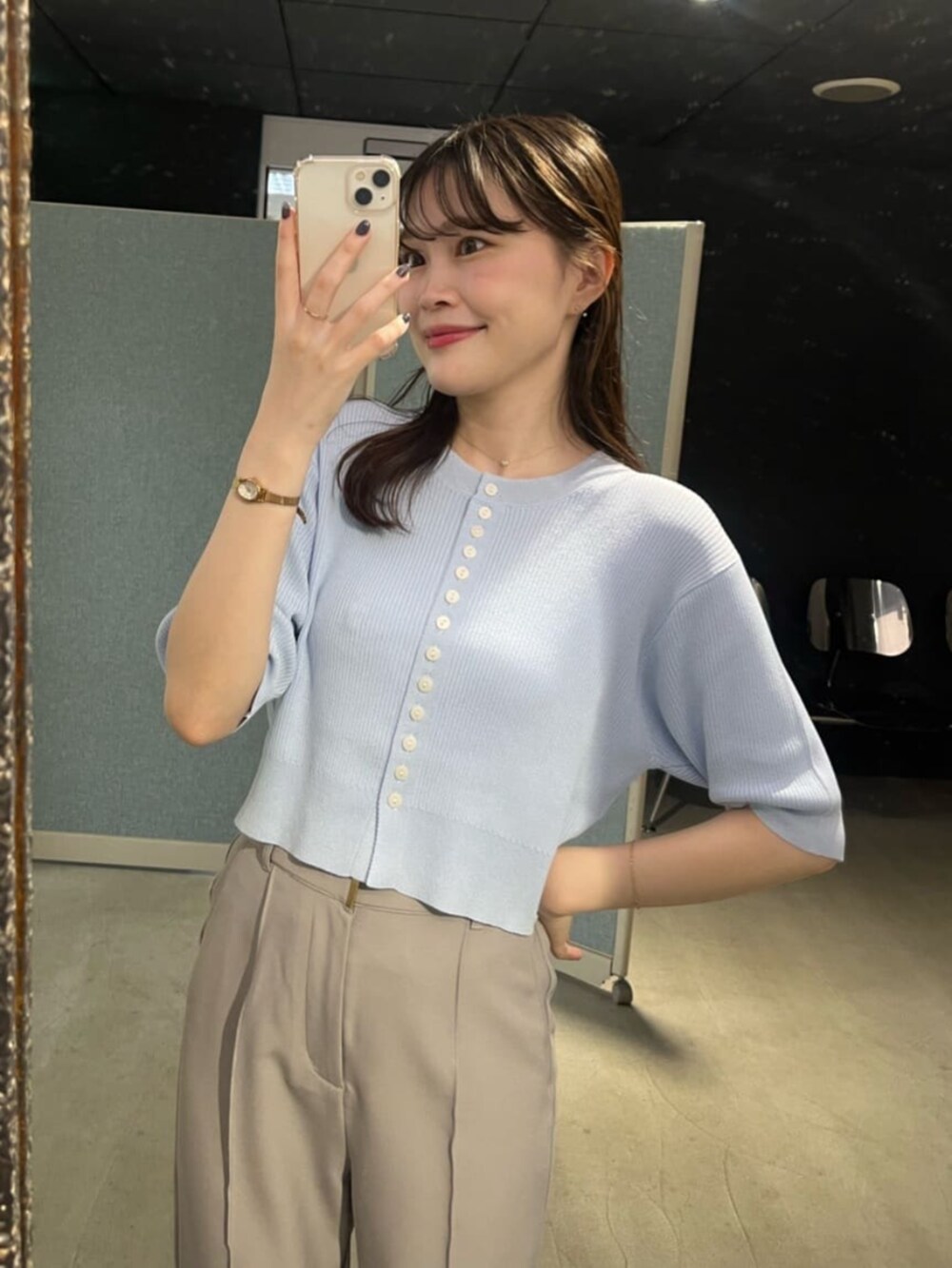 ブラック系のショルダーバッグ、グレー系のその他パンツを着用したレディースの夏コーディネートの4枚目の写真