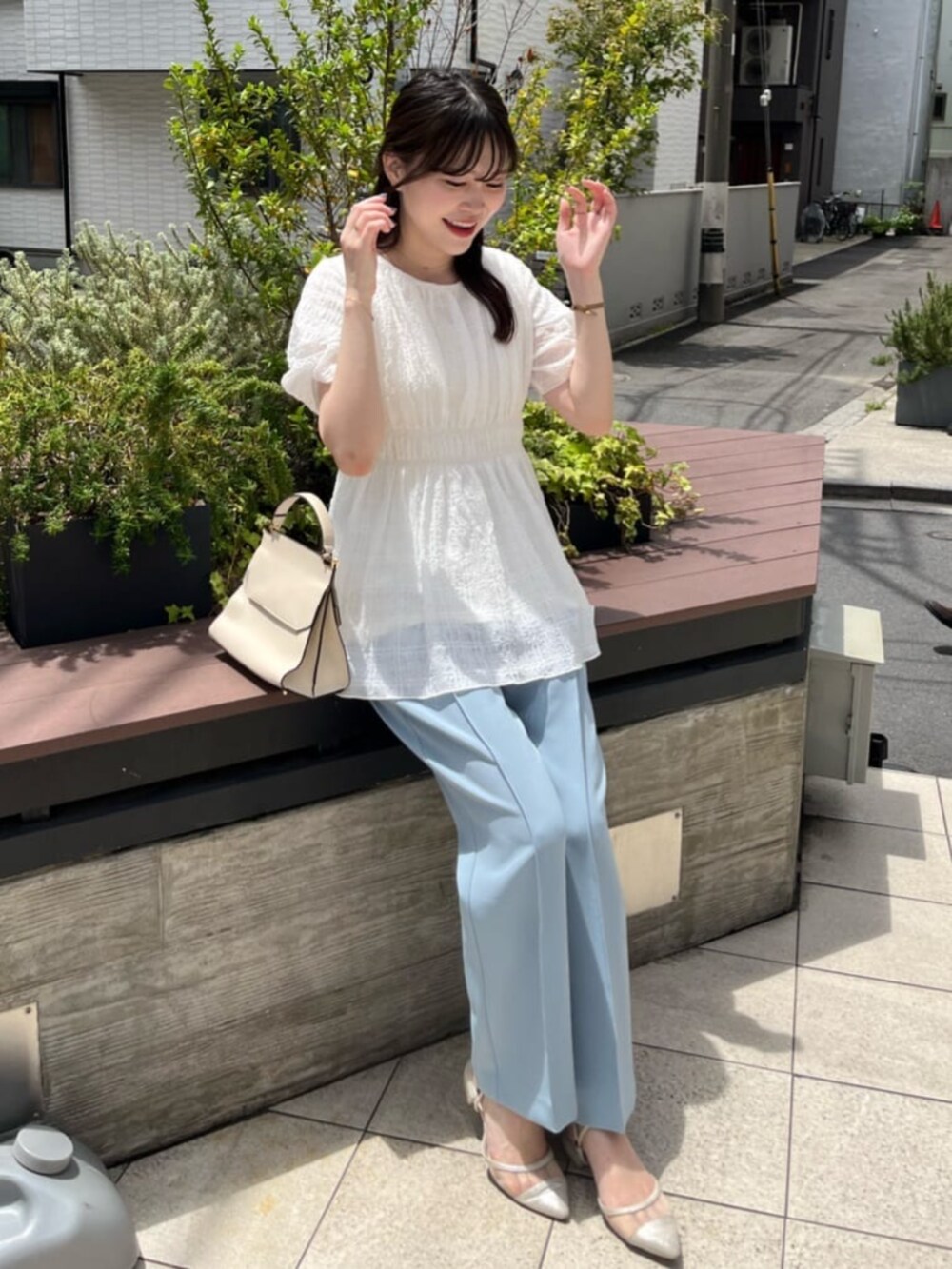 ホワイト系のシャツ/ブラウスを着用したレディースの夏コーディネートの3枚目の写真