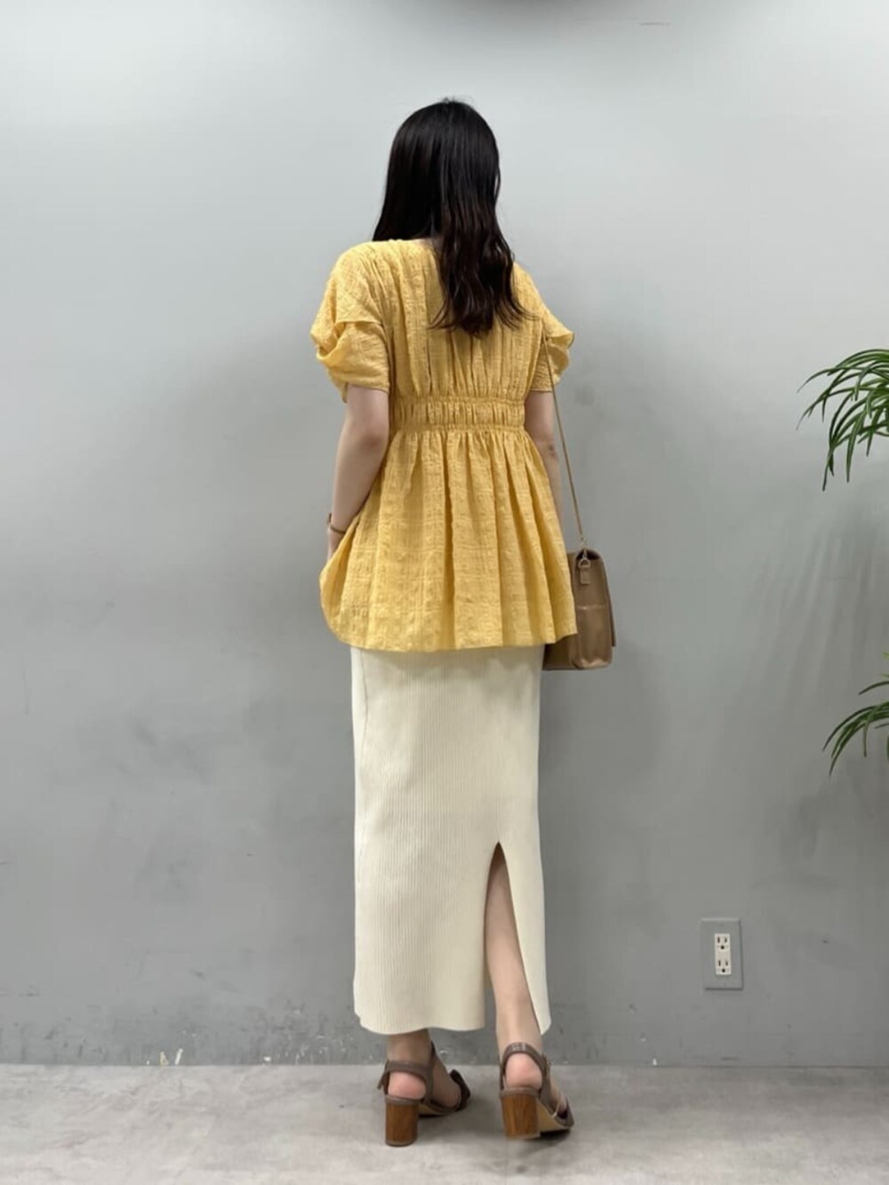 ブラウン系のその他シューズ、ベージュ系のショルダーバッグ、ホワイト系のスカートを着用したレディースの夏コーディネートの6枚目の写真