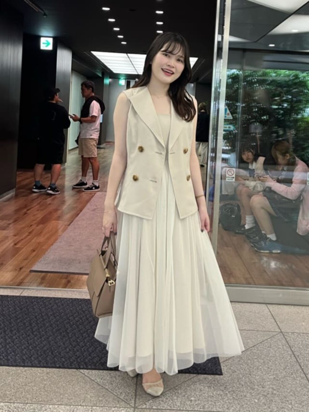 ホワイト系のワンピース、ブラウン系のショルダーバッグを着用したレディースの夏コーディネートの5枚目の写真