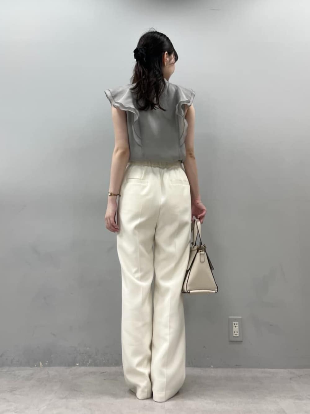グレー系のシャツ/ブラウス、ホワイト系のショルダーバッグ、ホワイト系のその他パンツを着用したレディースの夏コーディネートの3枚目の写真