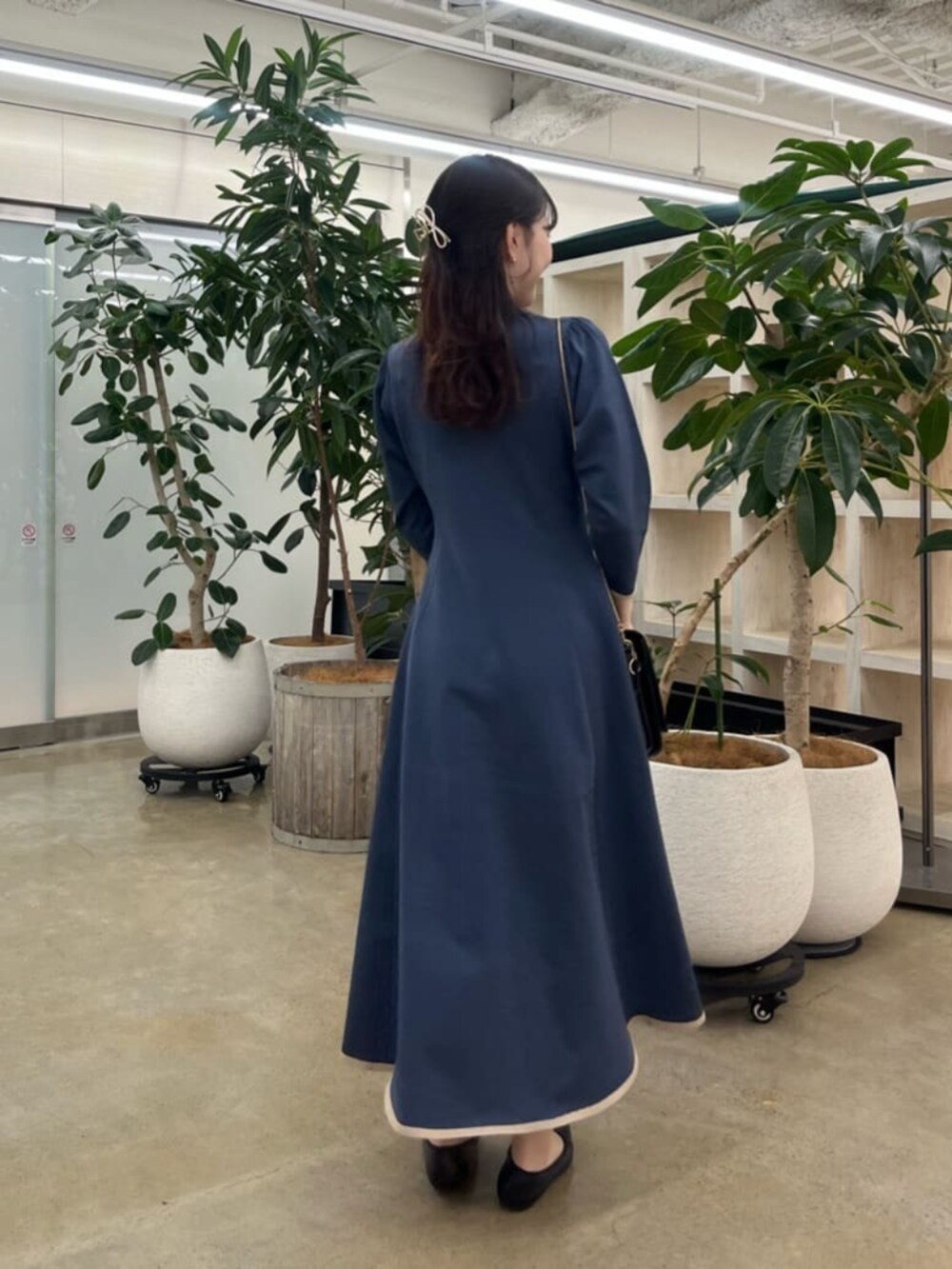 ブラック系のショルダーバッグ、ブルー系のワンピース、ブラック系のワンピースを着用したレディースの夏コーディネートの5枚目の写真