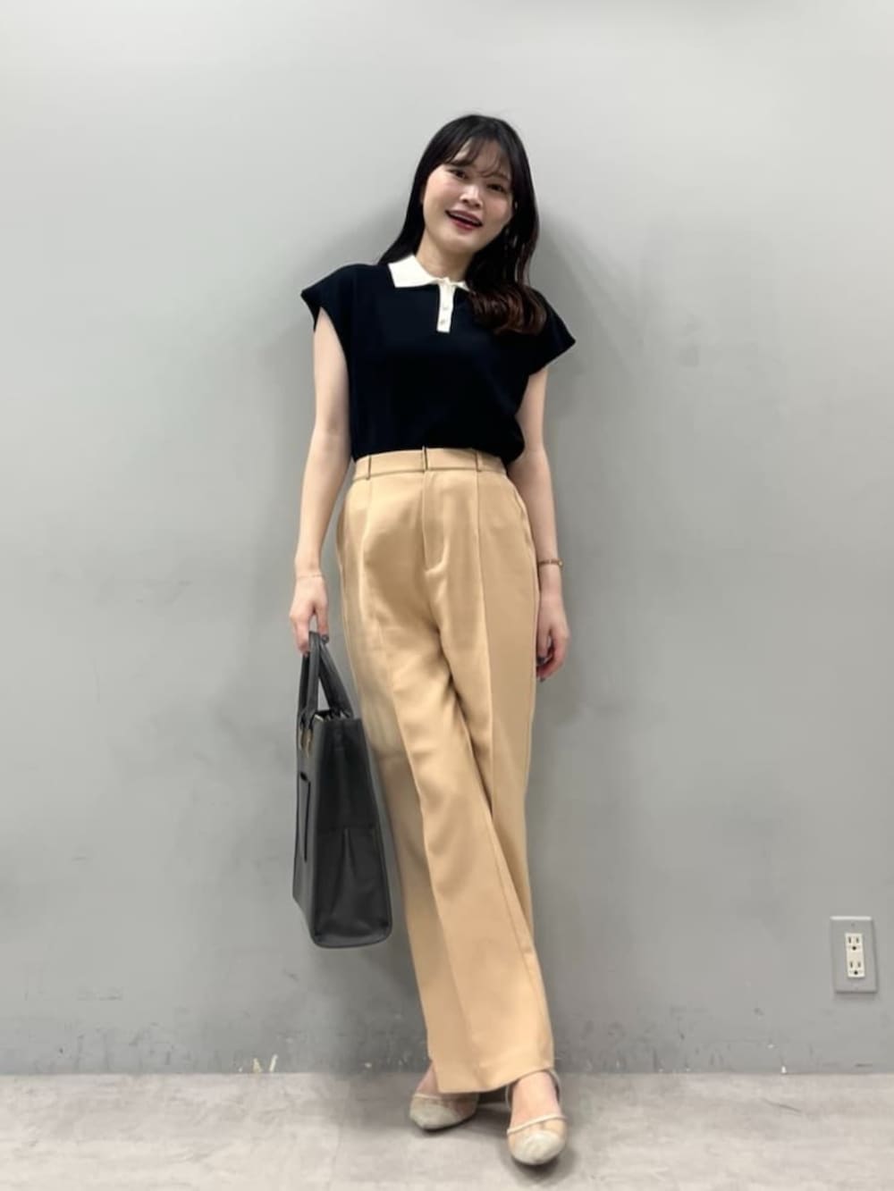 ブラック系のショルダーバッグを着用したレディースの夏コーディネートの2枚目の写真