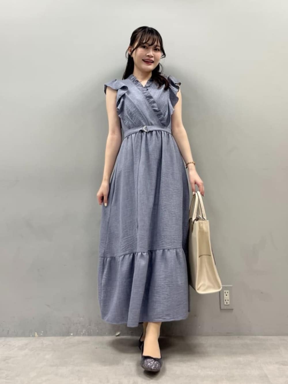 レッド系のワンピース、ブラウン系のワンピース、ベージュ系のワンピースを着用したレディースの夏コーディネートの3枚目の写真