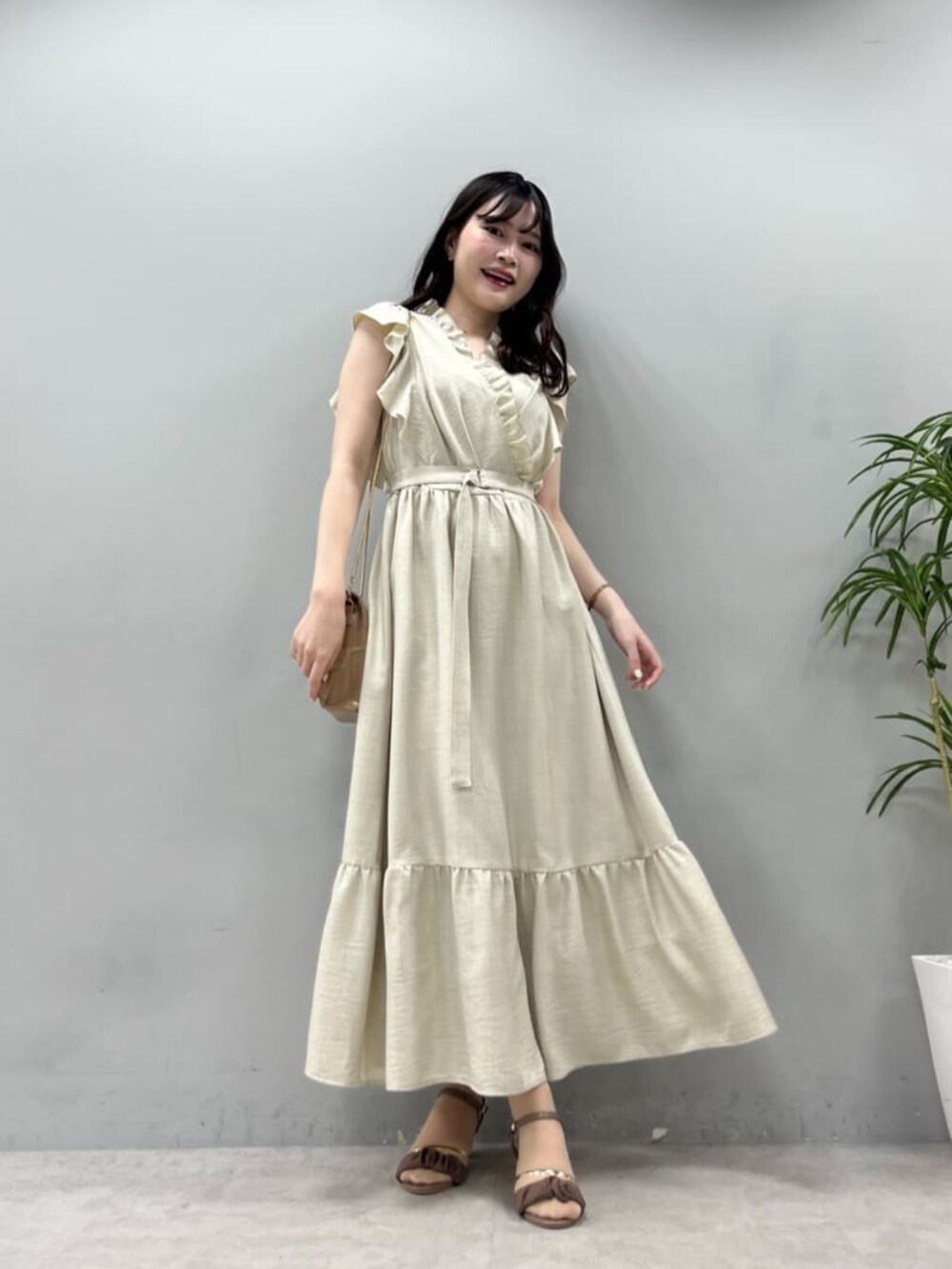 レッド系のワンピース、ブラウン系のワンピース、ベージュ系のワンピースを着用したレディースの夏コーディネートの4枚目の写真