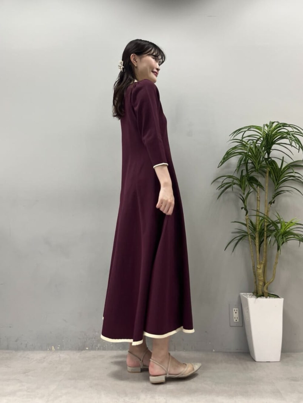 ブラウン系のショルダーバッグ、レッド系のワンピースを着用したレディースの夏コーディネートの3枚目の写真