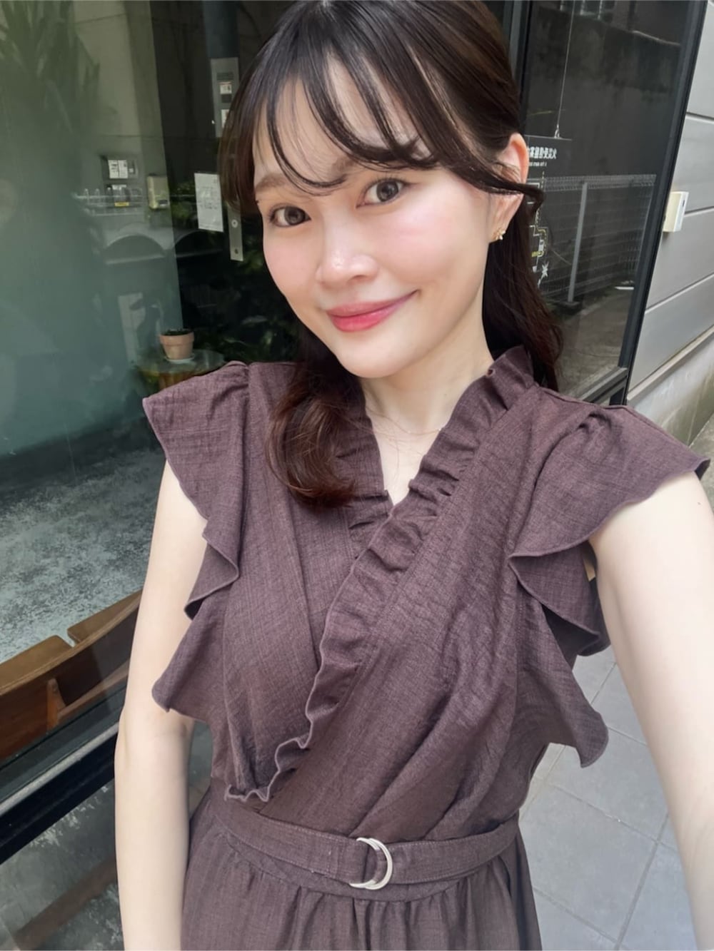 レッド系のワンピース、ブラウン系のワンピース、ベージュ系のワンピースを着用したレディースの夏コーディネートの6枚目の写真