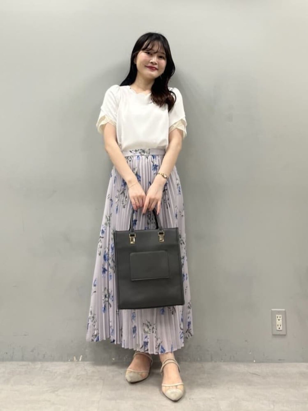 ブラック系のショルダーバッグ、ホワイト系のシャツ/ブラウスを着用したレディースの夏コーディネートの3枚目の写真