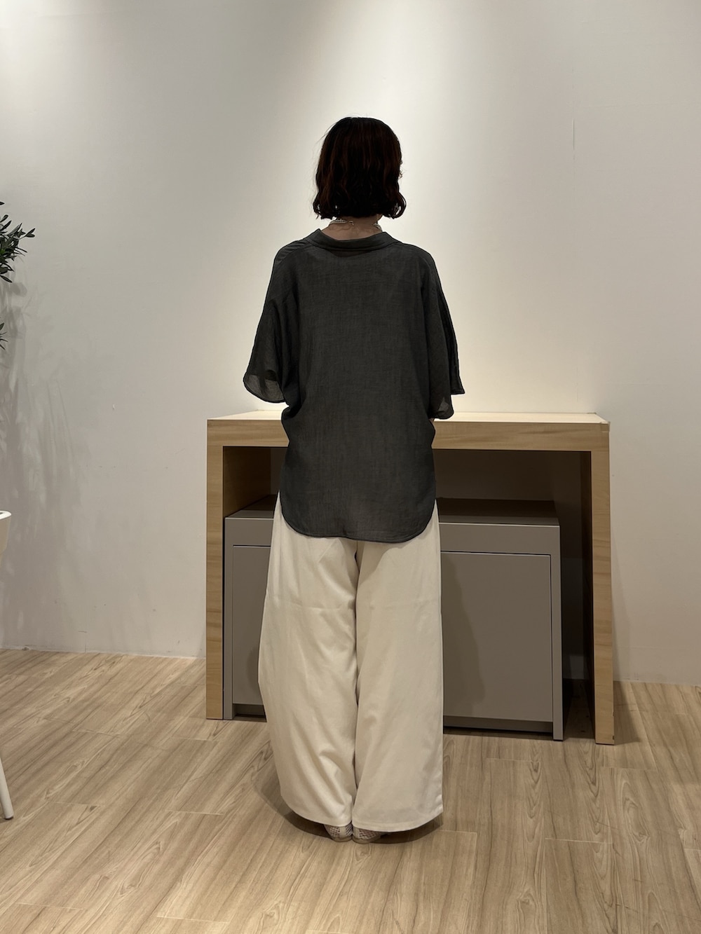ホワイト系のTシャツ/カットソー、ホワイト系のその他パンツ、グレー系のシャツ/ブラウスを着用したレディースの夏コーディネートの3枚目の写真