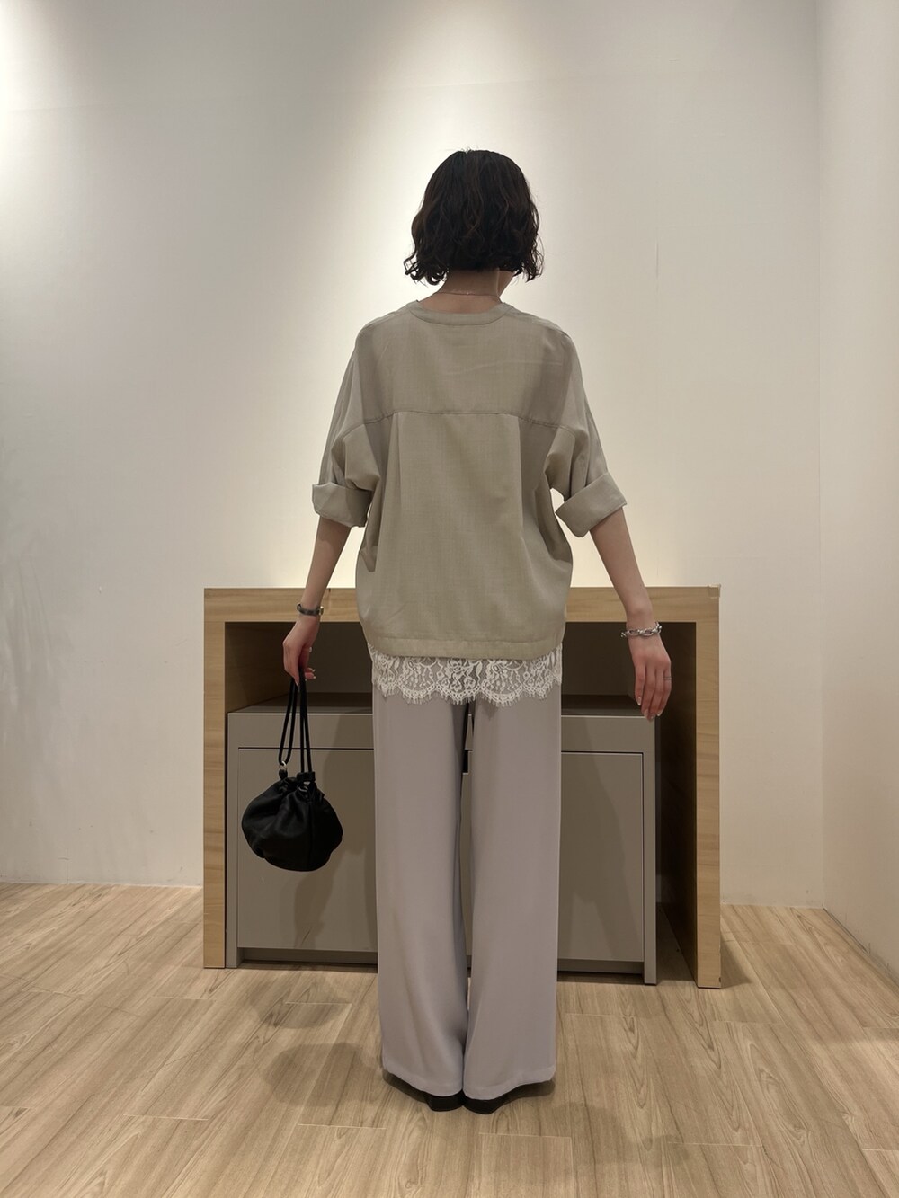 ベージュ系のシャツ/ブラウス、グレー系のその他パンツ、ブラック系のトートバッグを着用したレディースの夏コーディネートの3枚目の写真