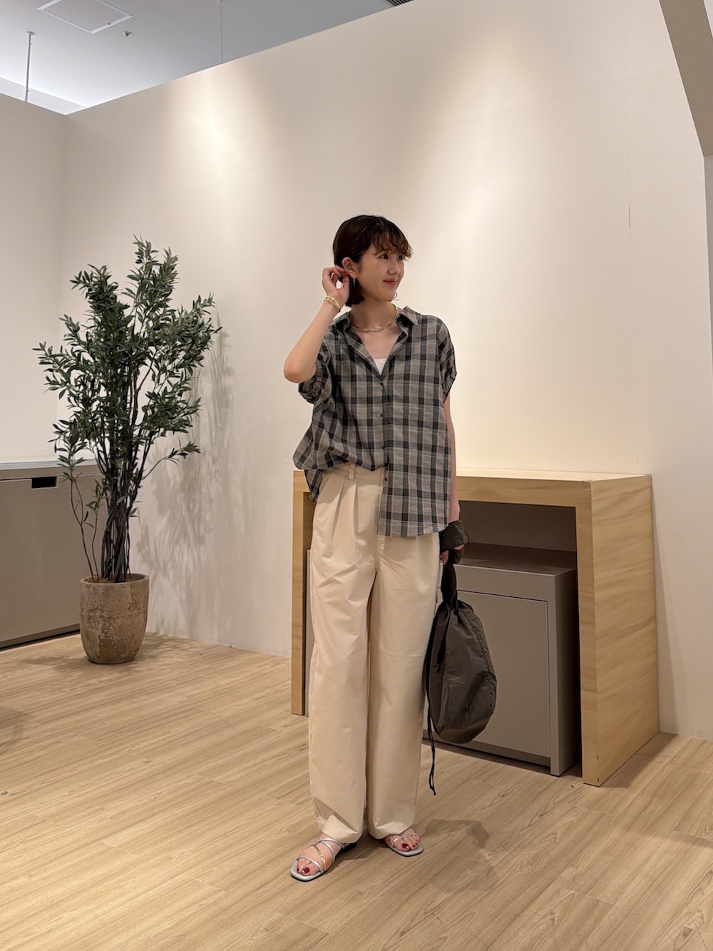ブルー系のシャツ/ブラウス、ホワイト系のその他パンツ、シルバー系のサンダルを着用したレディースの夏コーディネートの2枚目の写真