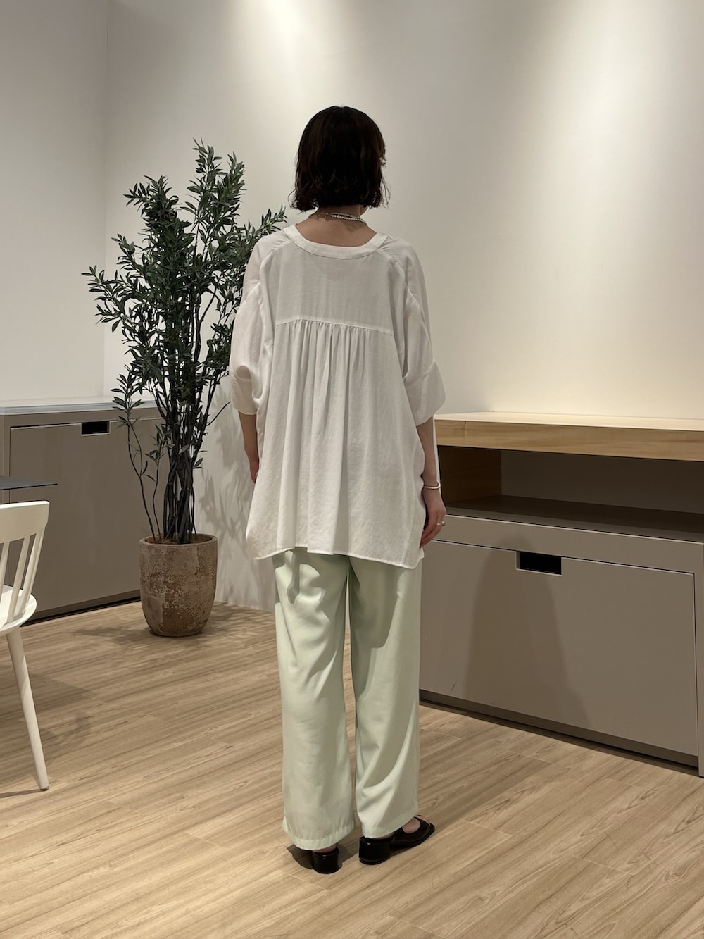 ホワイト系のシャツ/ブラウス、グレー系のニット/セーター、グリーン系のその他パンツを着用したレディースの夏コーディネートの3枚目の写真