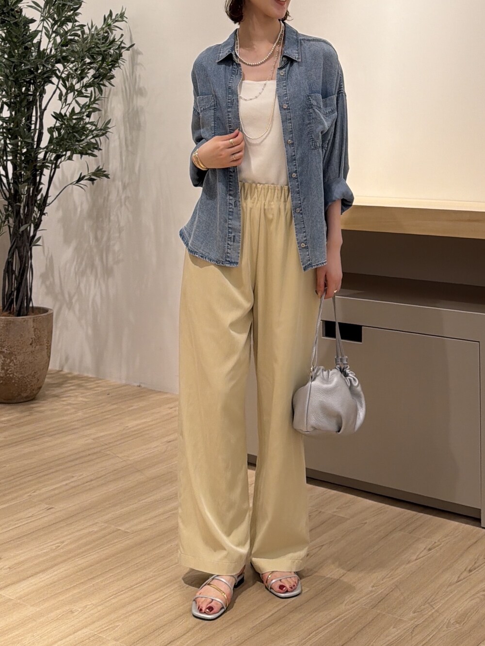 ブルー系のシャツ/ブラウス、シルバー系のサンダル、イエロー系のその他パンツを着用したレディースの夏コーディネートの2枚目の写真