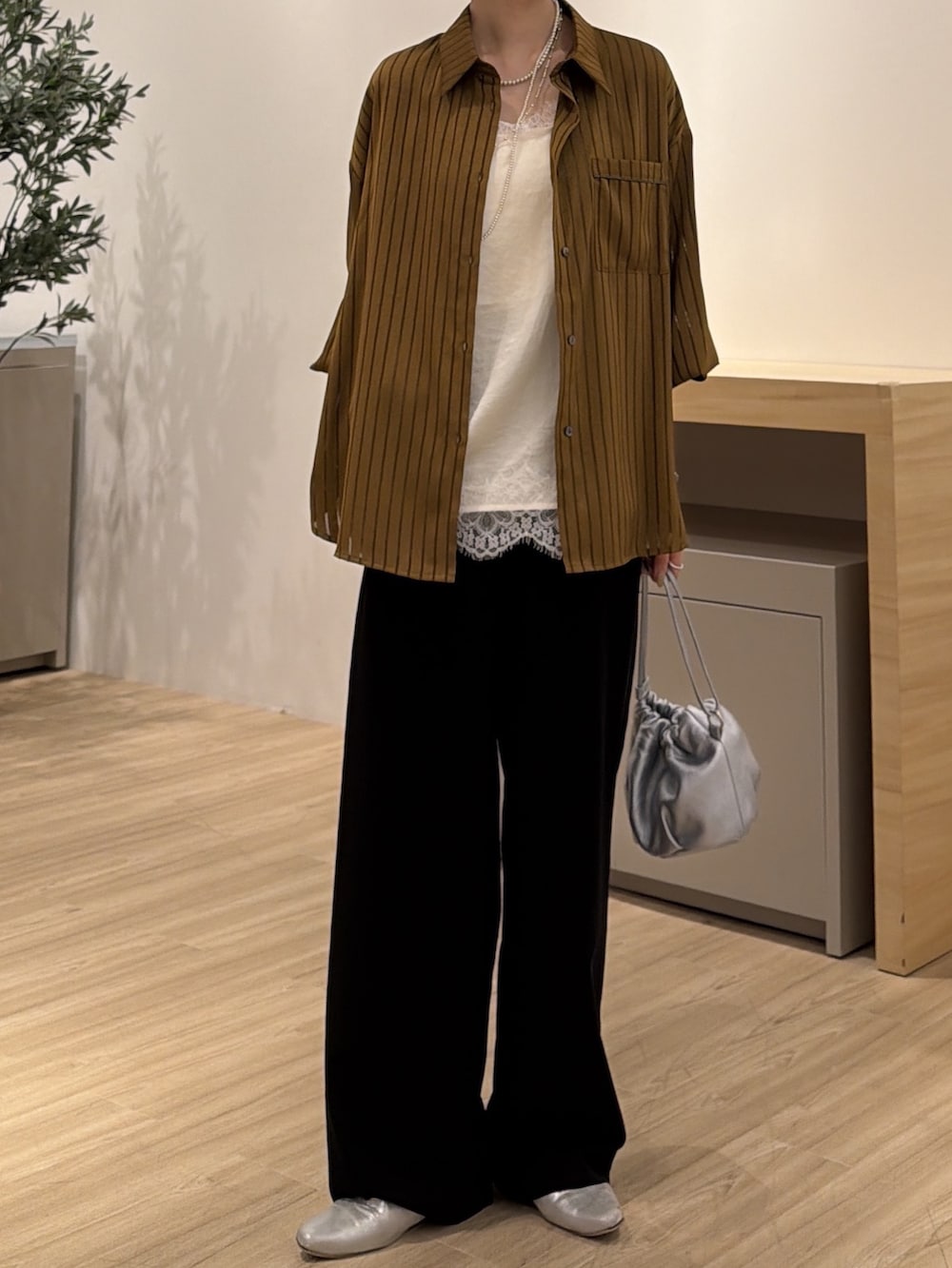 グリーン系のシャツ/ブラウス、ホワイト系のシャツ/ブラウス、ブラック系のその他パンツを着用したレディースの秋コーディネートの2枚目の写真