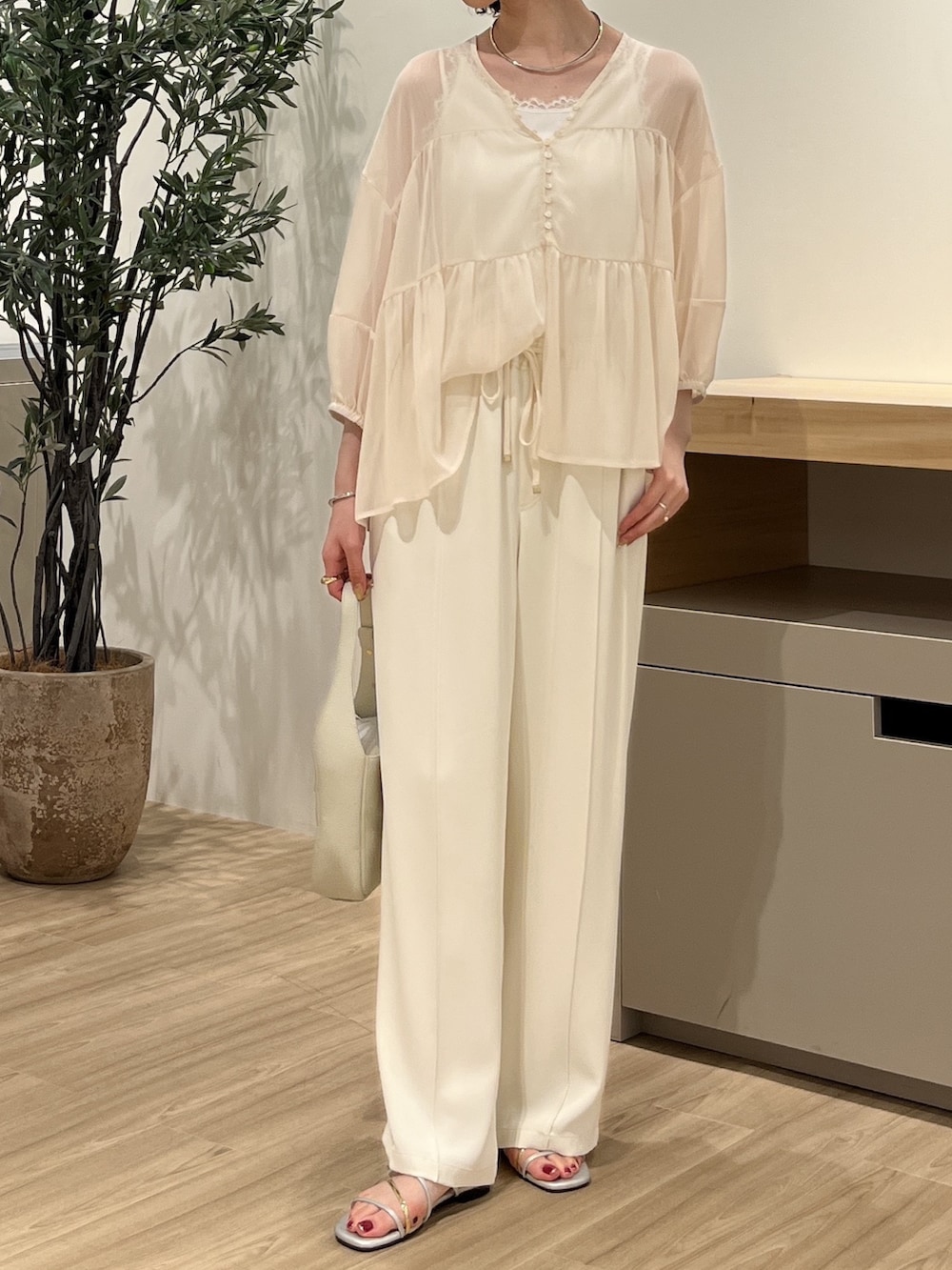 ホワイト系のシャツ/ブラウス、ホワイト系のその他パンツ、シルバー系のサンダルを着用したレディースの夏コーディネートの2枚目の写真