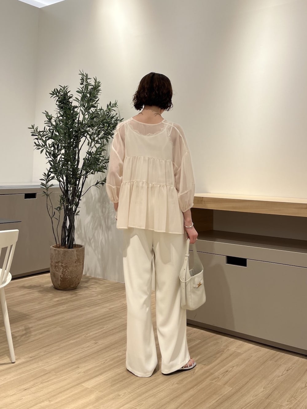 ホワイト系のシャツ/ブラウス、ホワイト系のその他パンツ、シルバー系のサンダルを着用したレディースの夏コーディネートの3枚目の写真