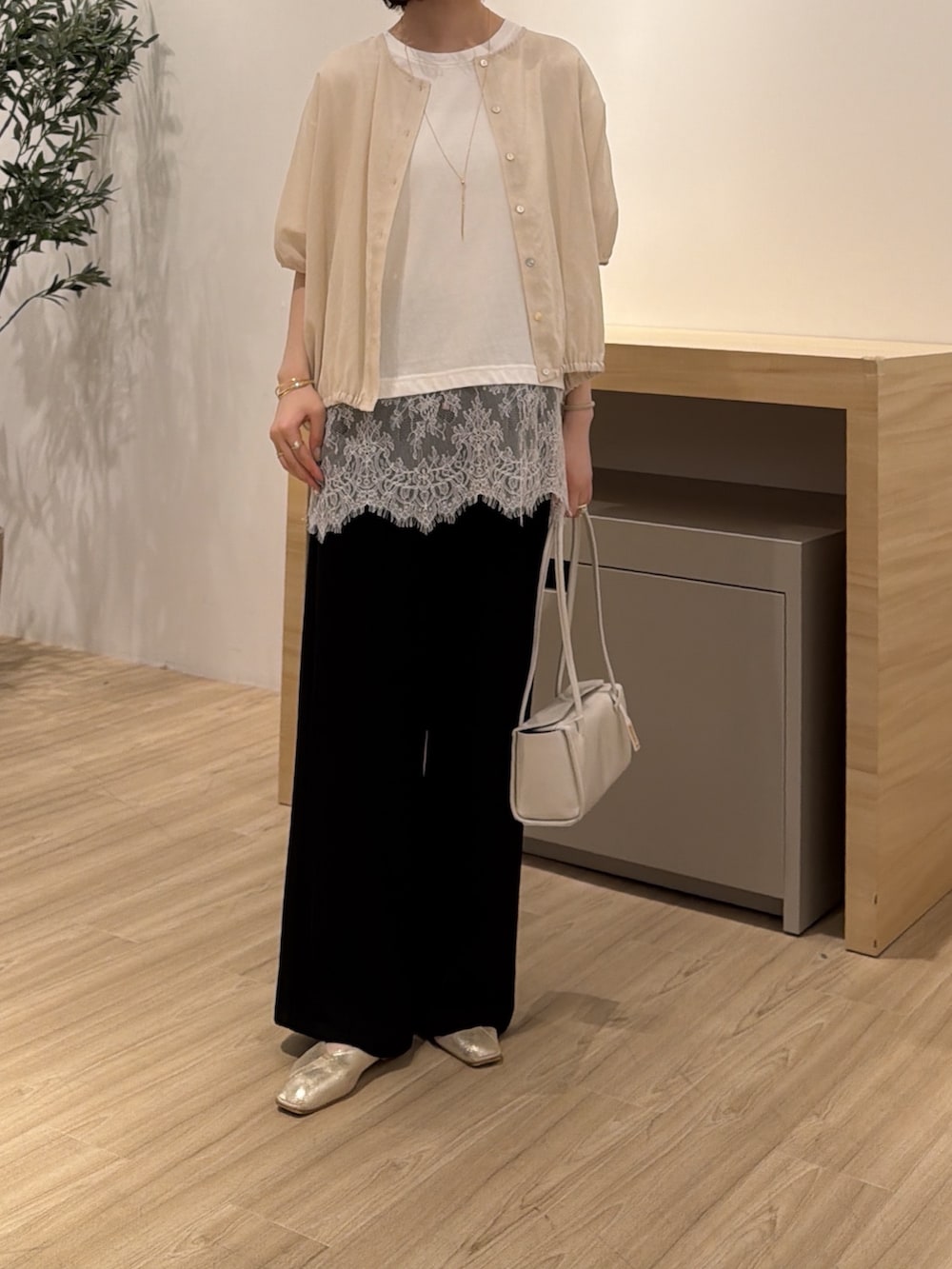 ホワイト系のTシャツ/カットソー、ベージュ系のシャツ/ブラウス、ブラック系のその他パンツを着用したレディースの夏コーディネートの2枚目の写真