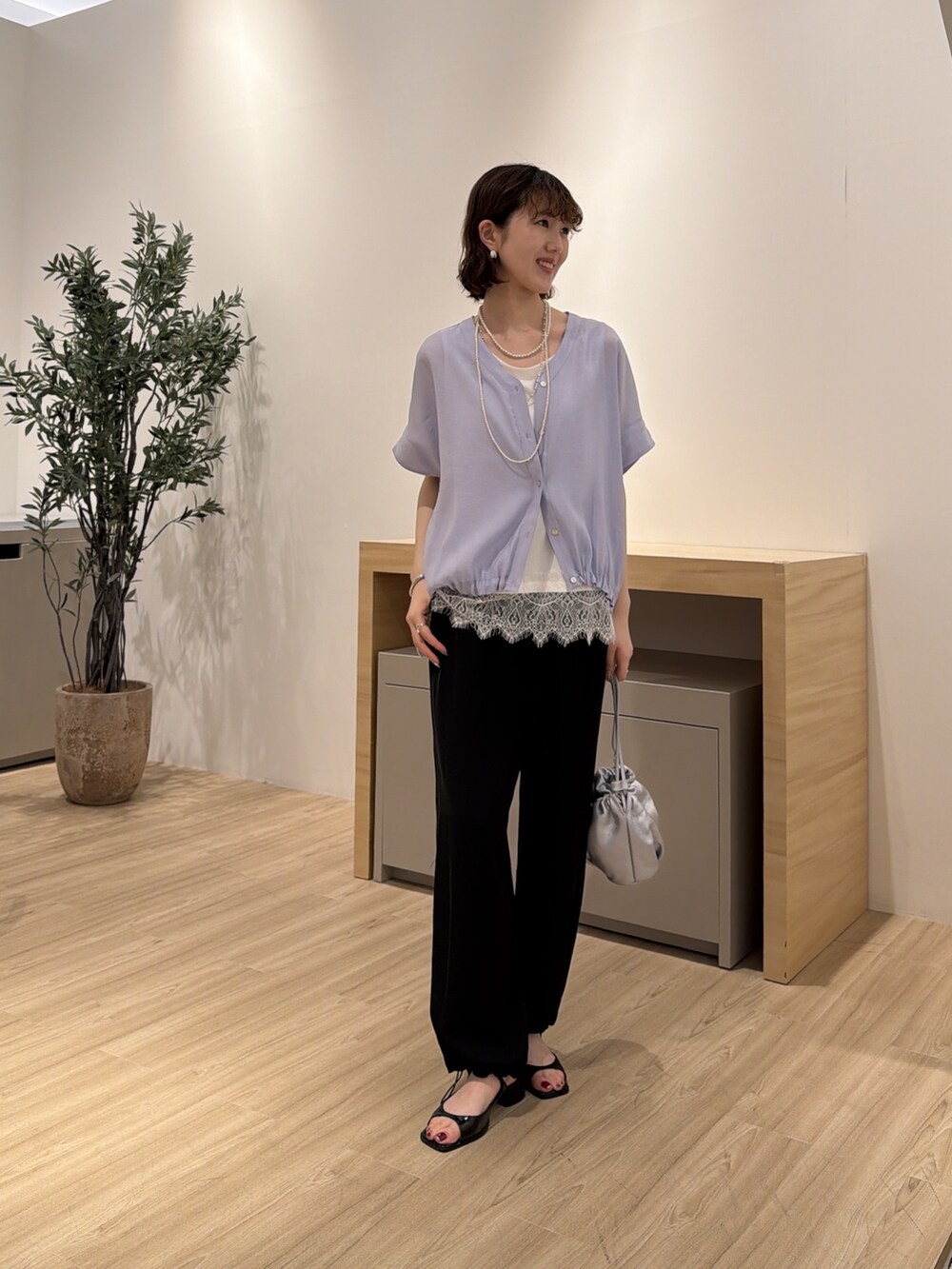 パープル系のシャツ/ブラウス、ブラック系のTシャツ/カットソー、シルバー系のトートバッグを着用したレディースの夏コーディネートの2枚目の写真