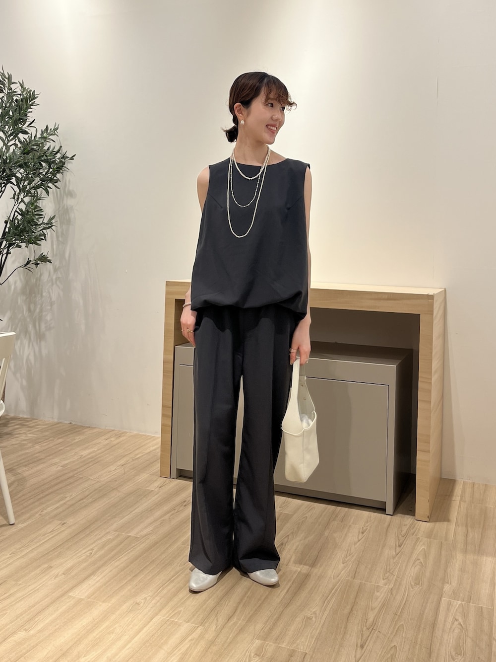 グリーン系のその他パンツ、グレー系のワンピースを着用したレディースの夏コーディネートの4枚目の写真