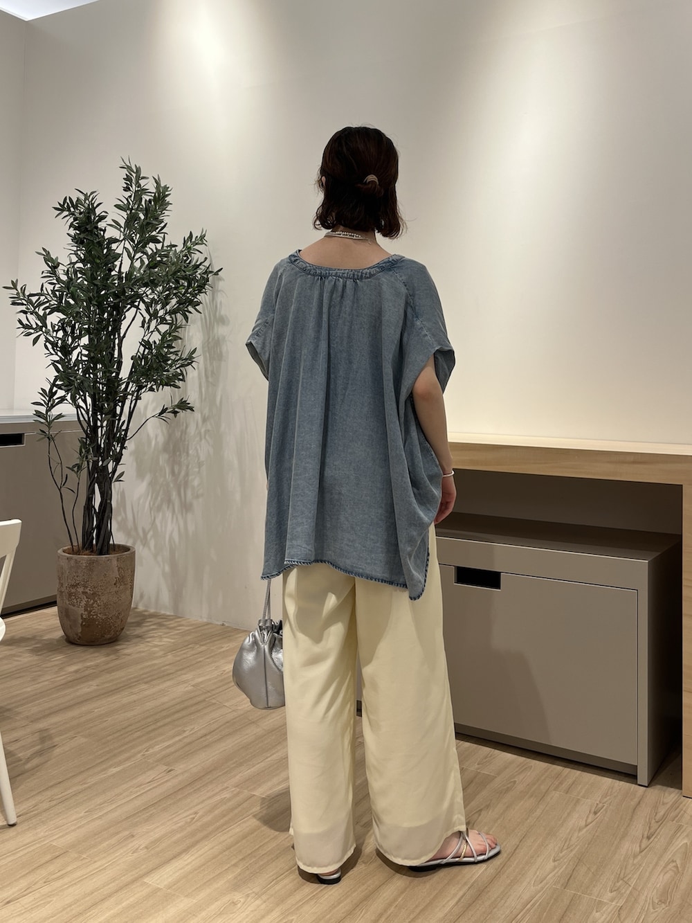 ブルー系のシャツ/ブラウス、ブラック系のTシャツ/カットソー、イエロー系のその他パンツを着用したレディースの夏コーディネートの3枚目の写真