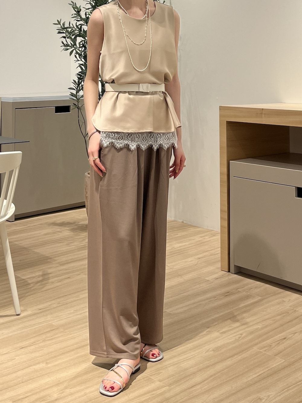 グレー系のその他パンツ、ベージュ系のシャツ/ブラウスを着用したレディースの夏コーディネートの2枚目の写真