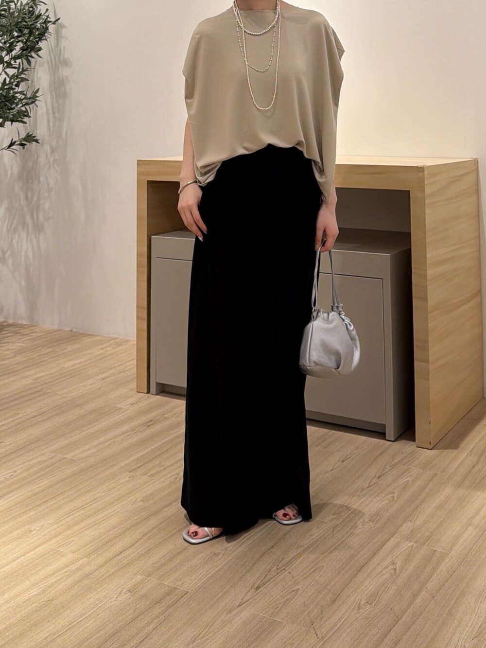 ブラック系のその他パンツ、ベージュ系のTシャツ/カットソー、シルバー系のトートバッグを着用したレディースの夏コーディネートの2枚目の写真