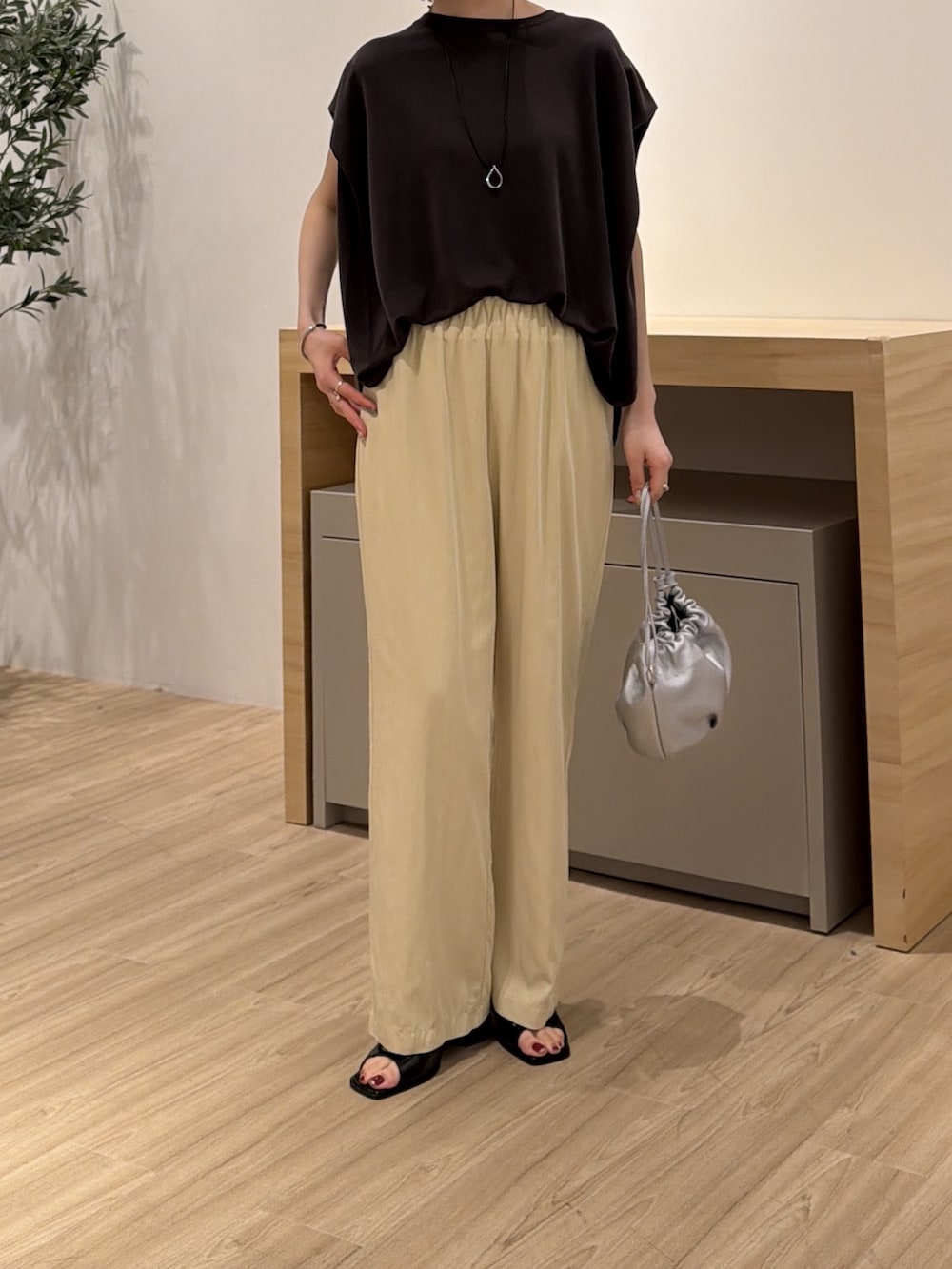 イエロー系のその他パンツ、グレー系のTシャツ/カットソー、シルバー系のトートバッグを着用したレディースの夏コーディネートの2枚目の写真