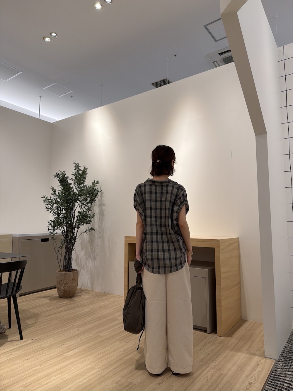 ブルー系のシャツ/ブラウス、ホワイト系のその他パンツ、シルバー系のサンダルを着用したレディースの夏コーディネートの4枚目の写真