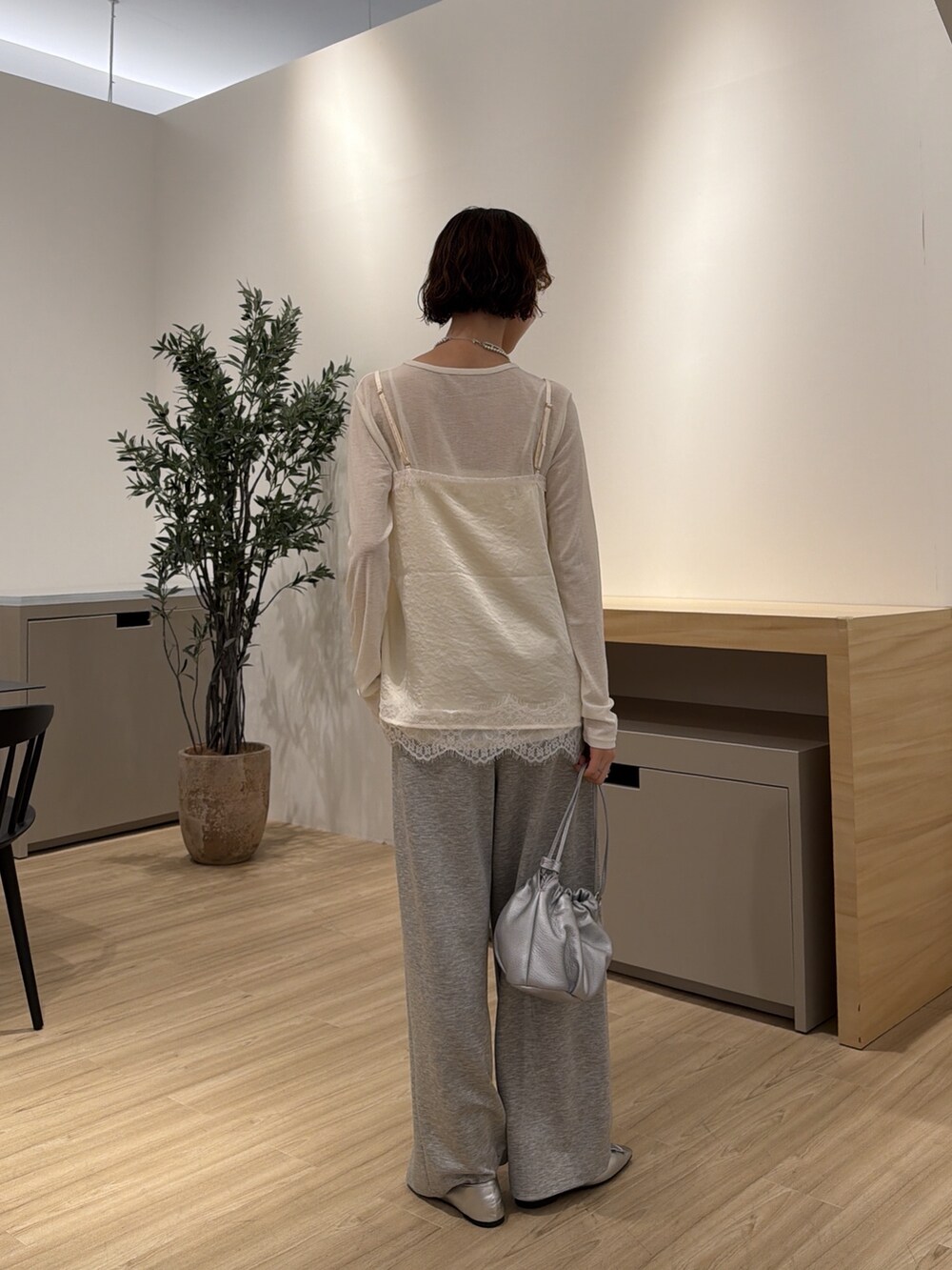 ホワイト系のTシャツ/カットソー、ホワイト系のシャツ/ブラウス、グレー系のその他パンツを着用したレディースの夏コーディネートの3枚目の写真