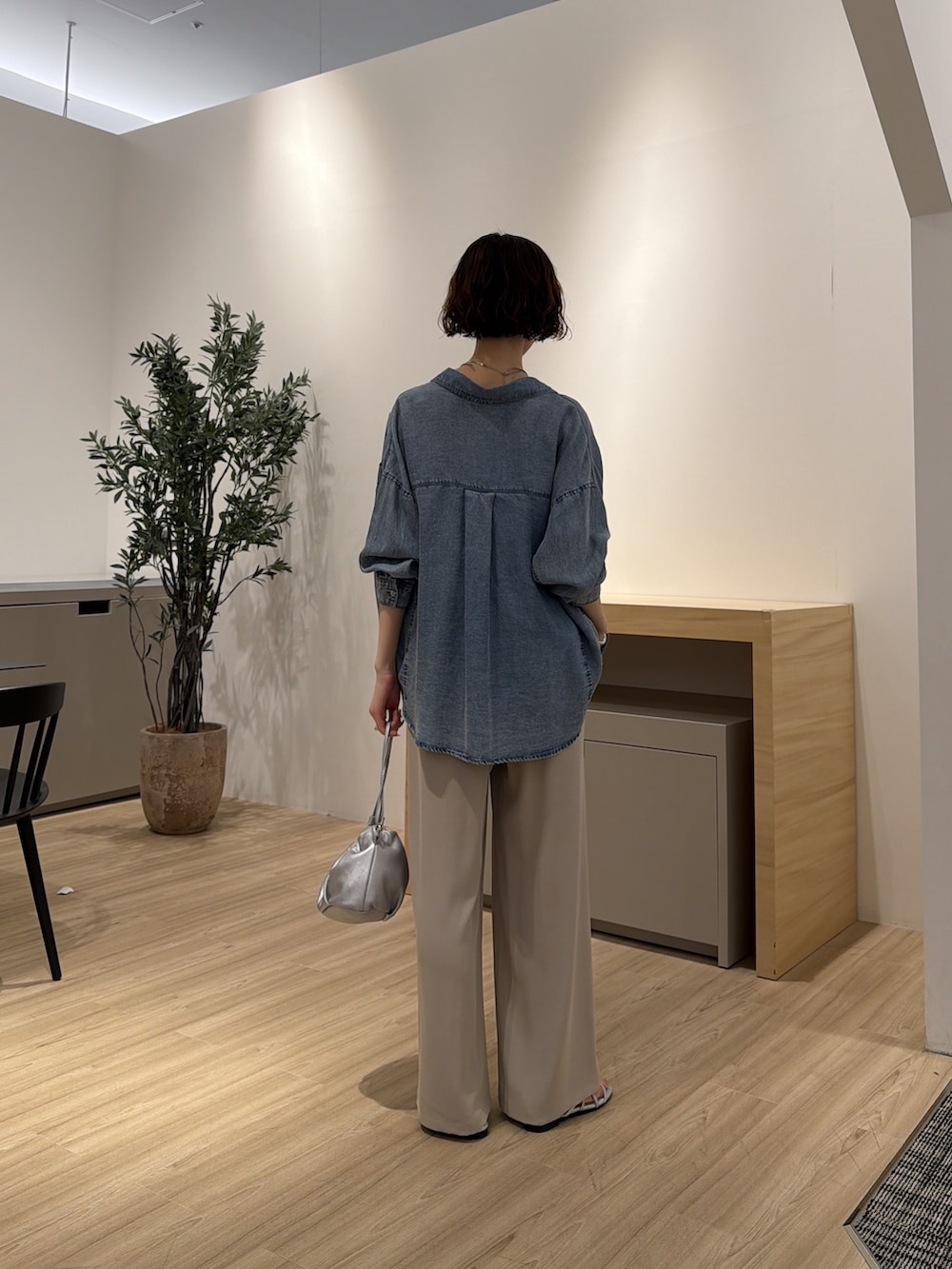ブルー系のシャツ/ブラウス、ホワイト系のシャツ/ブラウス、グレー系のその他パンツを着用したレディースの夏コーディネートの2枚目の写真