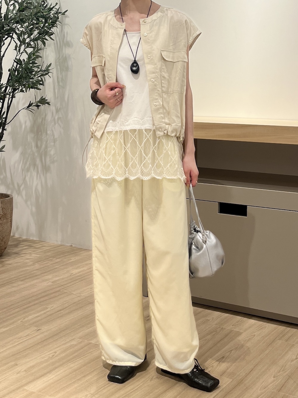 ホワイト系のシャツ/ブラウス、ホワイト系のTシャツ/カットソー、イエロー系のその他パンツを着用したレディースの夏コーディネートの2枚目の写真