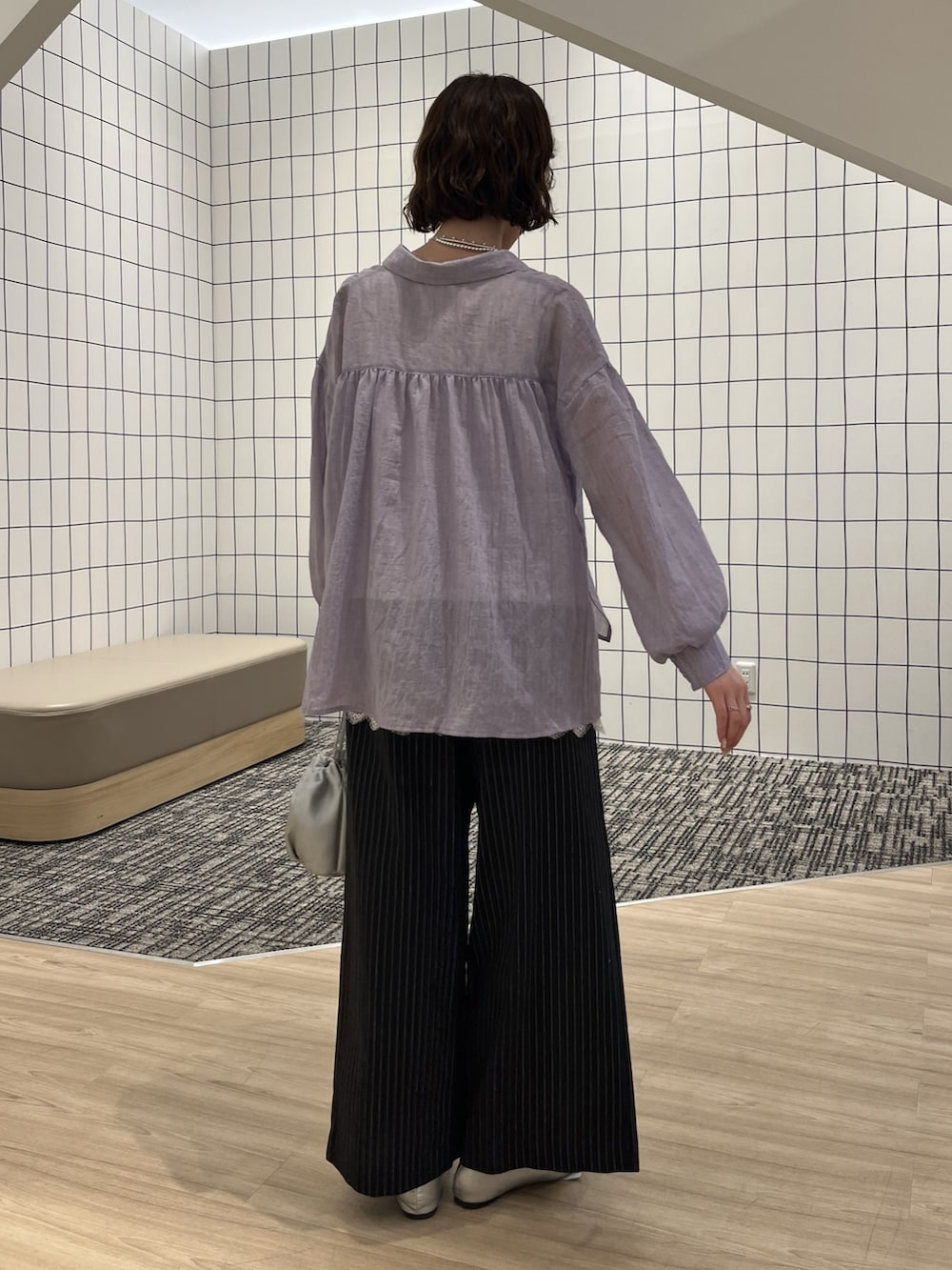 パープル系のシャツ/ブラウス、ブラック系のその他パンツ、シルバー系のその他シューズを着用したレディースの春コーディネートの2枚目の写真