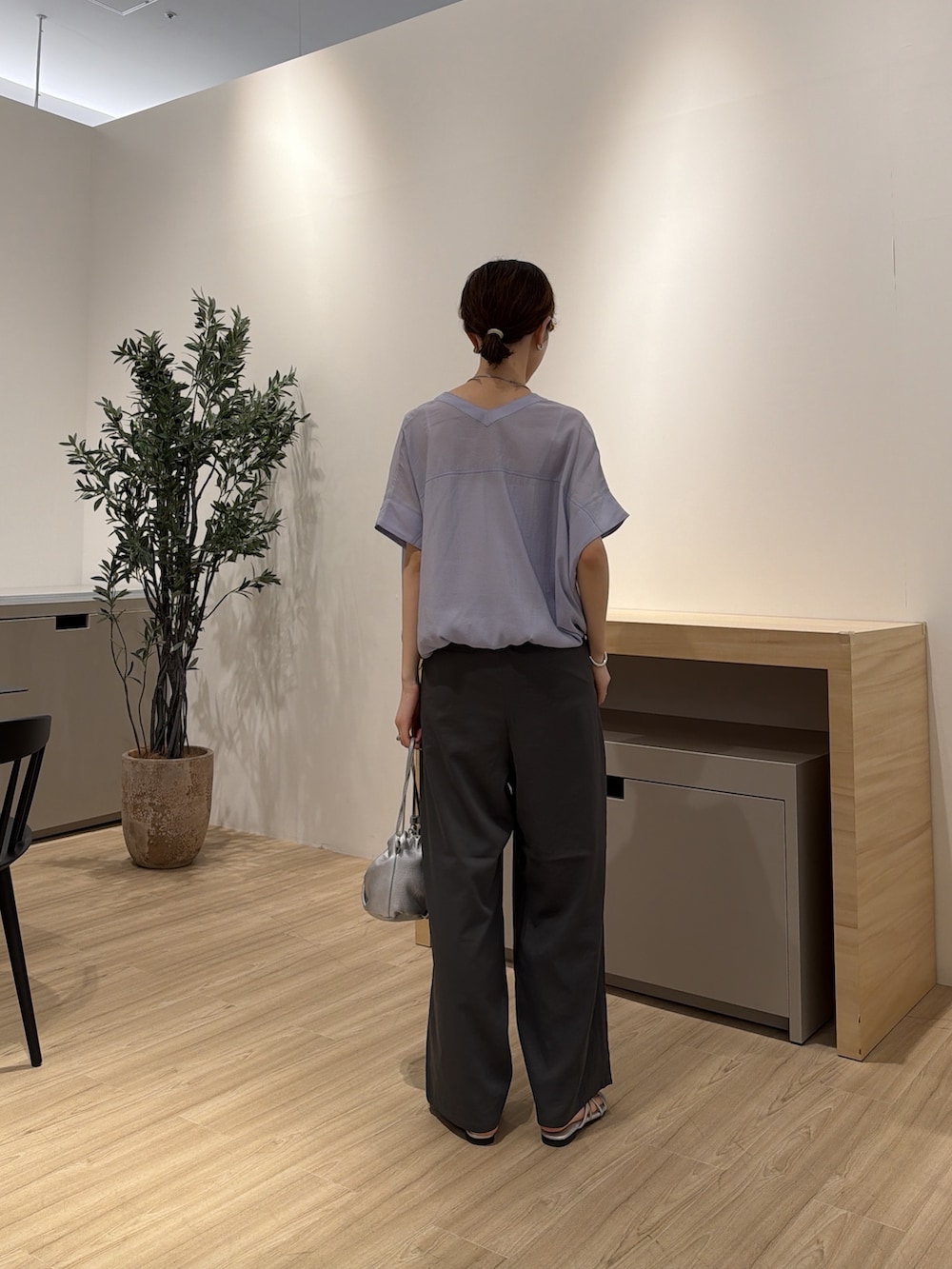 パープル系のシャツ/ブラウス、グレー系のその他パンツ、シルバー系のトートバッグを着用したレディースの夏コーディネートの3枚目の写真