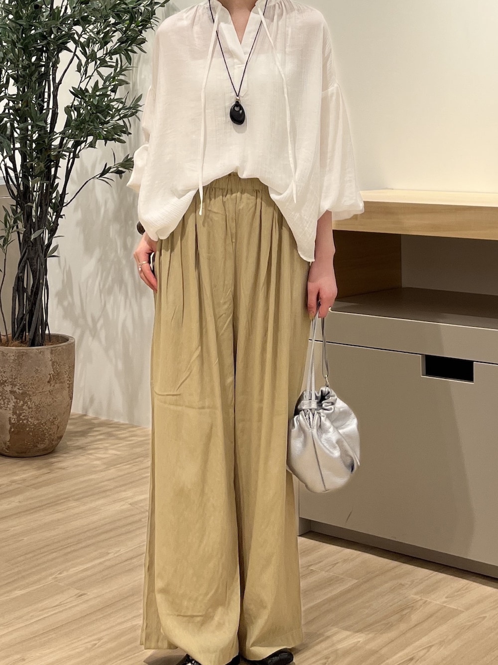 グリーン系のその他パンツ、シルバー系のトートバッグ、ホワイト系のシャツ/ブラウスを着用したレディースの夏コーディネートの2枚目の写真