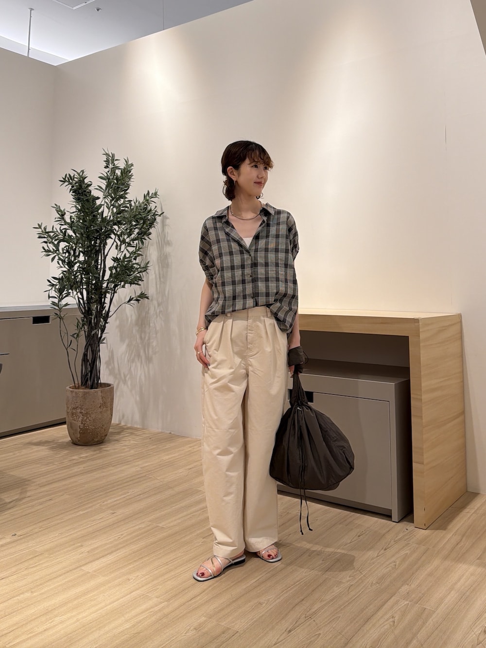 ブルー系のシャツ/ブラウス、ホワイト系のその他パンツ、シルバー系のサンダルを着用したレディースの夏コーディネートの3枚目の写真