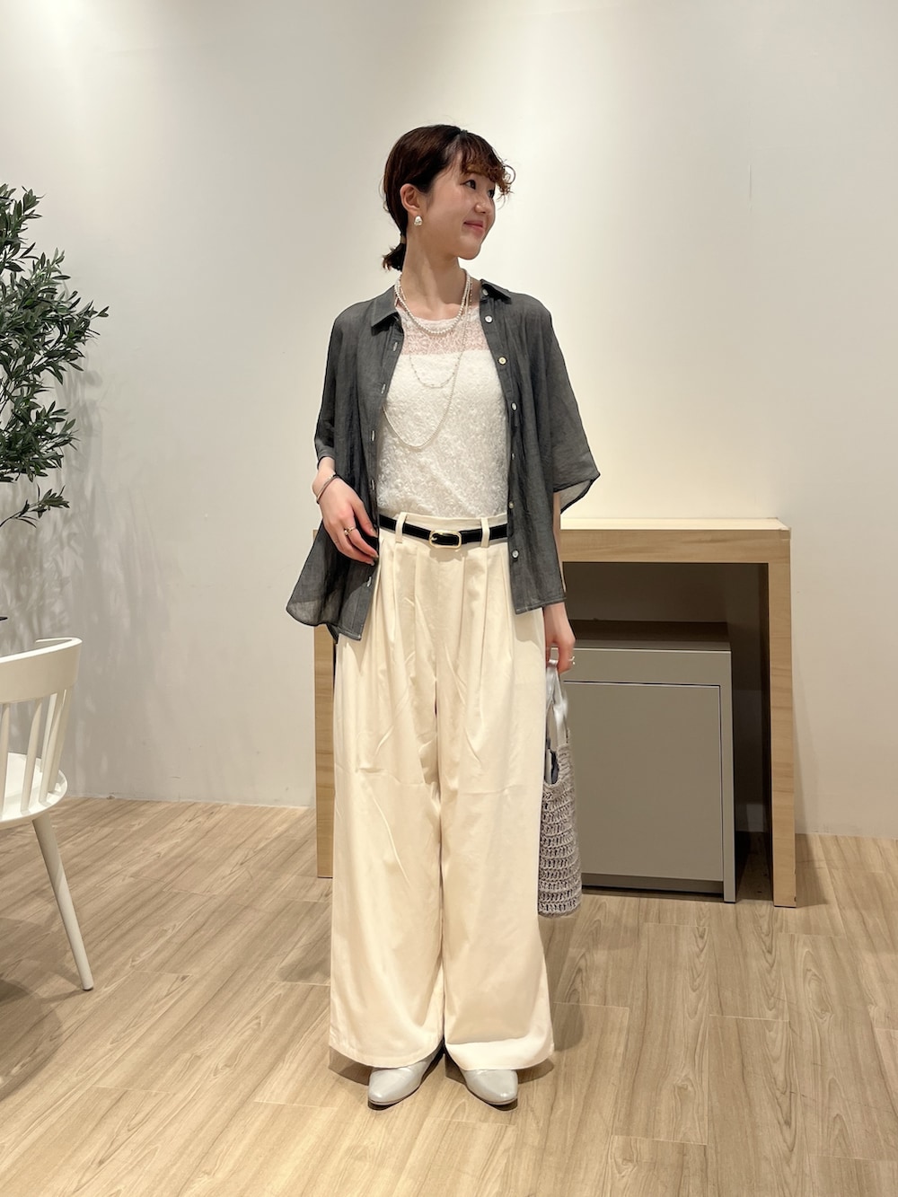 ホワイト系のTシャツ/カットソー、ホワイト系のその他パンツ、グレー系のシャツ/ブラウスを着用したレディースの夏コーディネートの2枚目の写真
