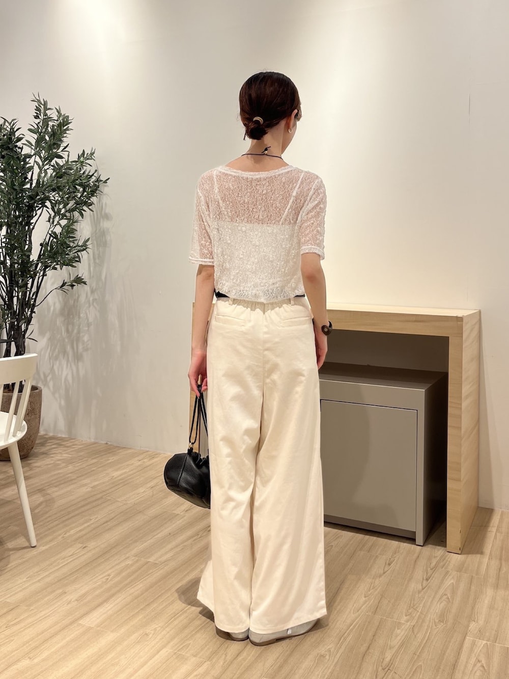 ホワイト系のTシャツ/カットソー、ホワイト系のその他パンツ、ブラック系のトートバッグを着用したレディースの夏コーディネートの3枚目の写真