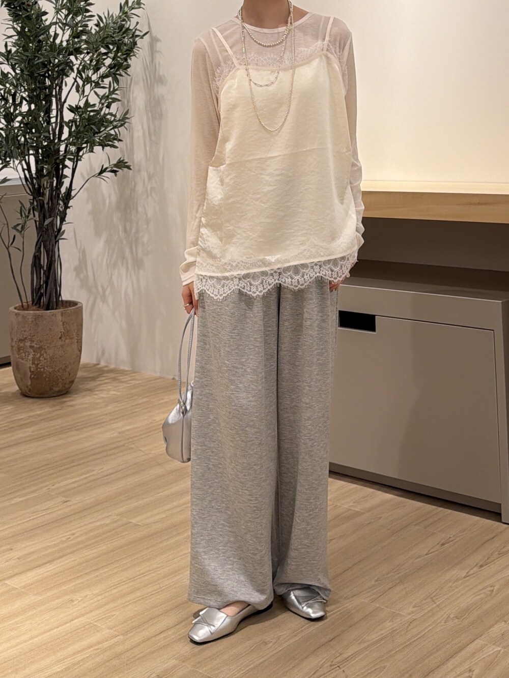 ホワイト系のTシャツ/カットソー、ホワイト系のシャツ/ブラウス、グレー系のその他パンツを着用したレディースの夏コーディネートの2枚目の写真