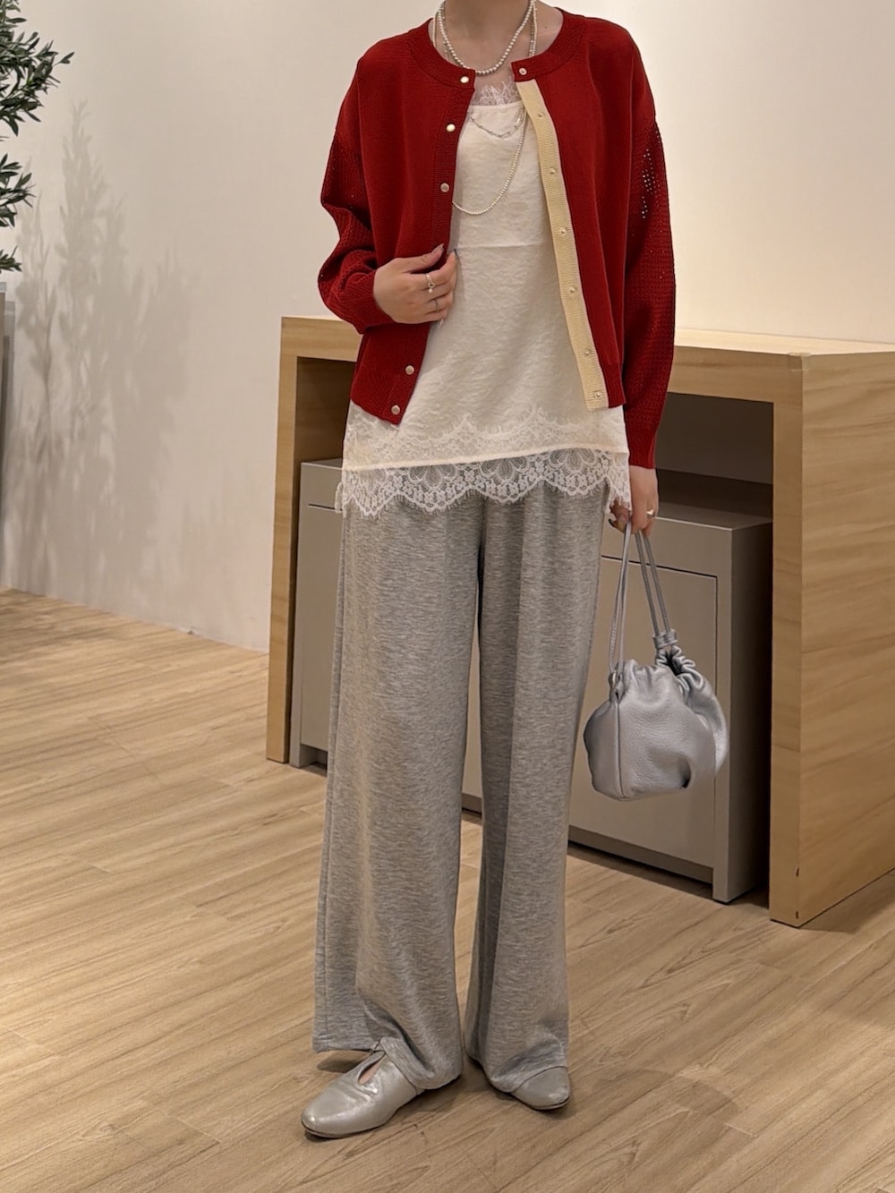 ホワイト系のTシャツ/カットソー、レッド系のニット/セーター、グレー系のその他パンツを着用したレディースの夏コーディネートの2枚目の写真