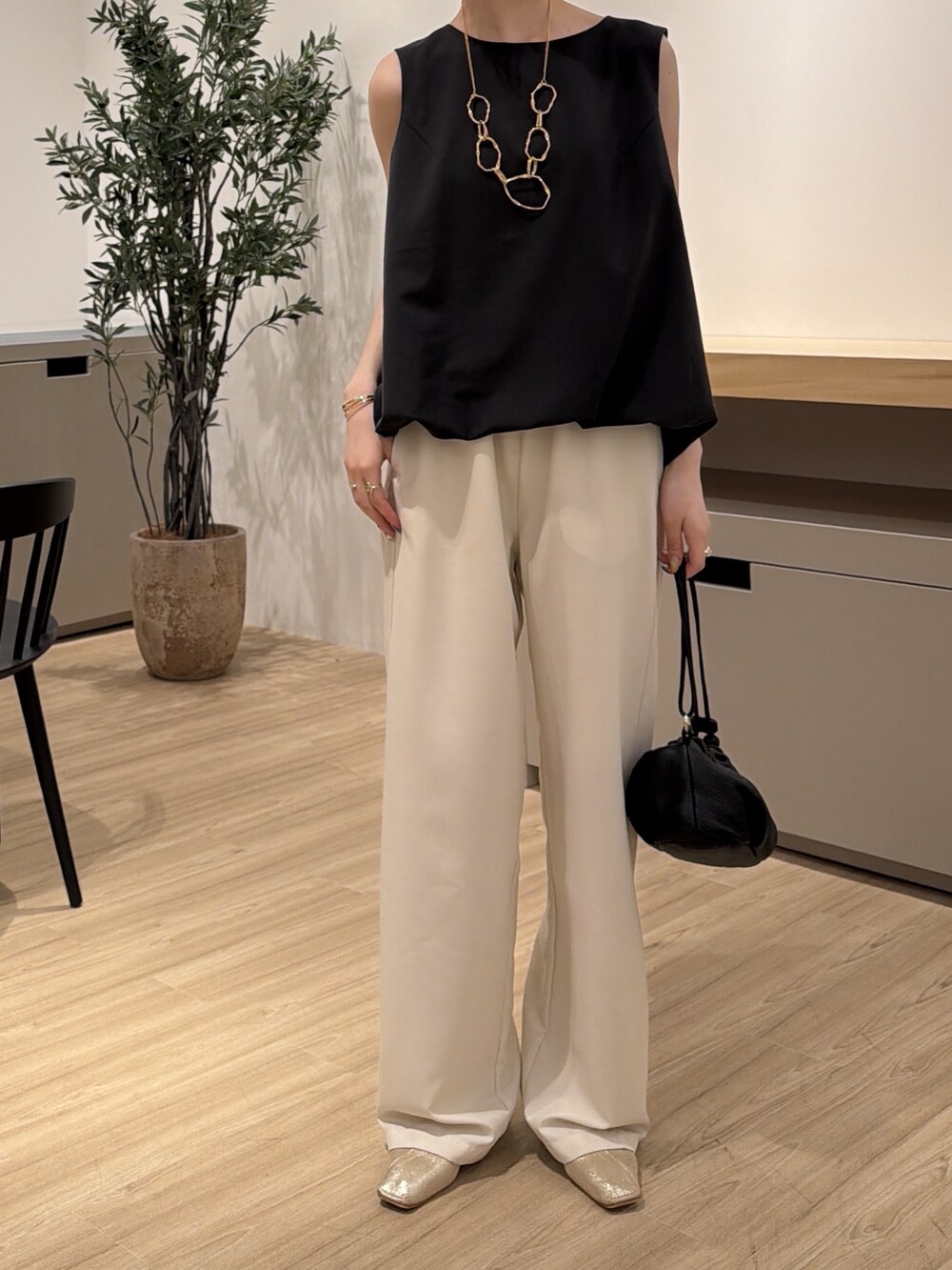 グレー系のワンピース、ホワイト系のその他パンツ、ブラック系のトートバッグを着用したレディースの夏コーディネートの2枚目の写真