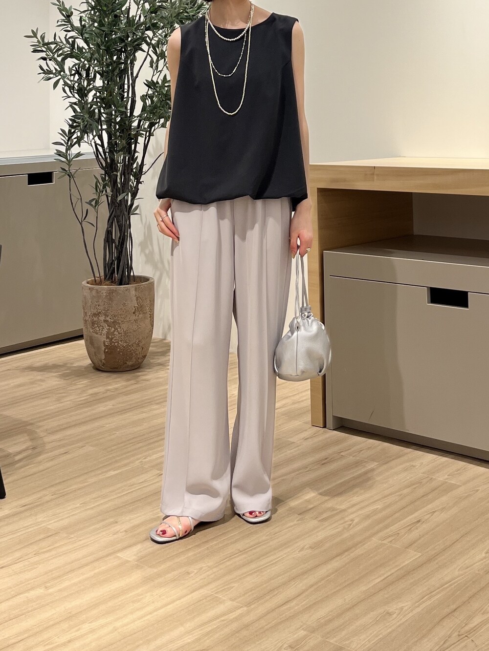 シルバー系のトートバッグ、グレー系のワンピース、グレー系のその他パンツを着用したレディースの夏コーディネートの2枚目の写真