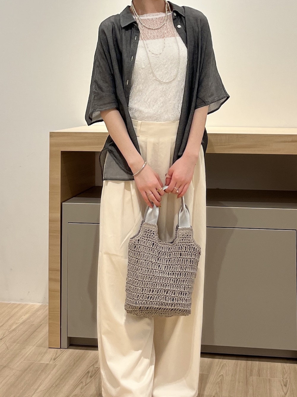 ホワイト系のTシャツ/カットソー、ホワイト系のその他パンツ、グレー系のシャツ/ブラウスを着用したレディースの夏コーディネートの4枚目の写真