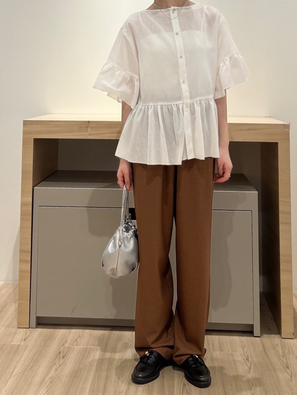 ホワイト系のシャツ/ブラウス、ブラウン系のその他パンツ、シルバー系のトートバッグを着用したレディースの夏コーディネートの3枚目の写真
